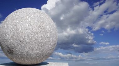 Gökyüzünün arka planında bulutlu büyük granit top