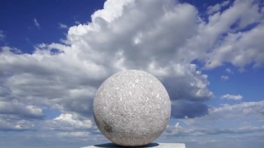 Gökyüzünün arka planında bulutlu büyük granit top