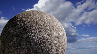 Gökyüzünün arka planında bulutlu büyük granit top