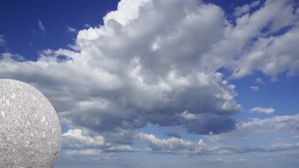 雲と空の背景に大きな花崗岩のボール — ストック動画
