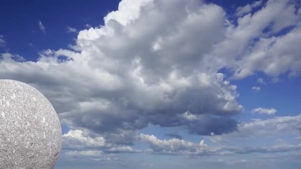 Grande Boule Granit Sur Fond Ciel Avec Des Nuages — Video