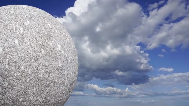 Μεγάλη Μπάλα Γρανίτη Στο Φόντο Του Ουρανού Σύννεφα — Αρχείο Βίντεο
