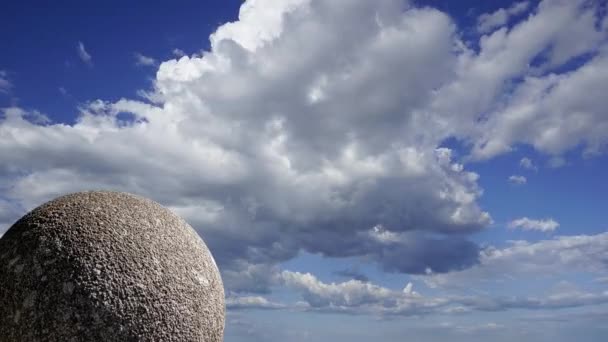 Grande Bola Granito Fundo Céu Com Nuvens — Vídeo de Stock