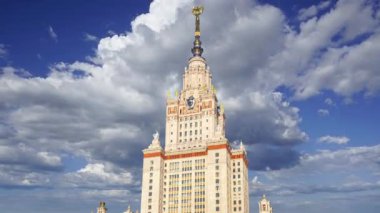 Sparrow Hills 'teki Lomonosov Moskova Devlet Üniversitesi' nin ana binası (yaz günü). Rusya 'nın en üst düzey eğitim kurumudur. Rusya 