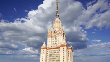 Sparrow Hills 'teki Lomonosov Moskova Devlet Üniversitesi' nin ana binası (yaz günü). Rusya 'nın en üst düzey eğitim kurumudur. Rusya 