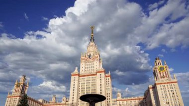 Sparrow Hills 'teki Lomonosov Moskova Devlet Üniversitesi' nin ana binası (yaz günü). Rusya 'nın en üst düzey eğitim kurumudur. Rusya 