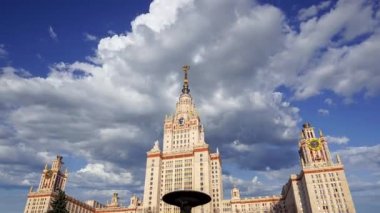 Sparrow Hills 'teki Lomonosov Moskova Devlet Üniversitesi' nin ana binası (yaz günü). Rusya 'nın en üst düzey eğitim kurumudur. Rusya 