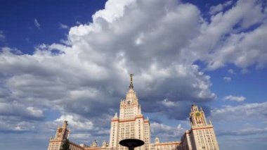 Sparrow Hills 'teki Lomonosov Moskova Devlet Üniversitesi' nin ana binası (yaz günü). Rusya 'nın en üst düzey eğitim kurumudur. Rusya 