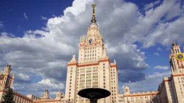 Sparrow Hills 'teki Lomonosov Moskova Devlet Üniversitesi' nin ana binası (yaz günü). Rusya 'nın en üst düzey eğitim kurumudur. Rusya 
