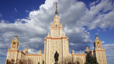 Sparrow Hills 'teki Lomonosov Moskova Devlet Üniversitesi' nin ana binası (yaz günü). Rusya 'nın en üst düzey eğitim kurumudur. Rusya 