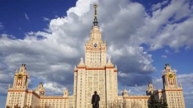 Sparrow Hills 'teki Lomonosov Moskova Devlet Üniversitesi' nin ana binası (yaz günü). Rusya 'nın en üst düzey eğitim kurumudur. Rusya 
