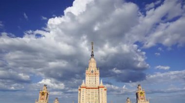 Sparrow Hills 'teki Lomonosov Moskova Devlet Üniversitesi' nin ana binası (yaz günü). Rusya 'nın en üst düzey eğitim kurumudur. Rusya 