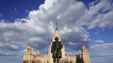 Sparrow Hills 'teki Lomonosov Moskova Devlet Üniversitesi' nin ana binası (yaz günü). Rusya 'nın en üst düzey eğitim kurumudur. Rusya 