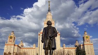Sparrow Hills 'teki Lomonosov Moskova Devlet Üniversitesi' nin ana binası (yaz günü). Rusya 'nın en üst düzey eğitim kurumudur. Rusya 