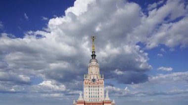 Sparrow Hills 'teki Lomonosov Moskova Devlet Üniversitesi' nin ana binası (yaz günü). Rusya 'nın en üst düzey eğitim kurumudur. Rusya 