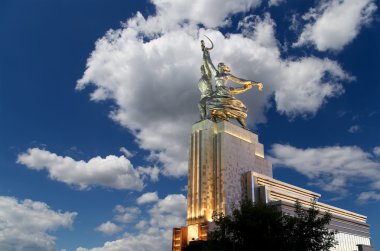 Ünlü Sovyet anıtı Rabochiy i Kolkhoznitsa (İşçi ve Kolkhoz Kadını veya İşçi ve Toplu Çiftçi) heykeltıraş Vera Mukhina, Moskova, Rusya. 1937 'de yapılmış..