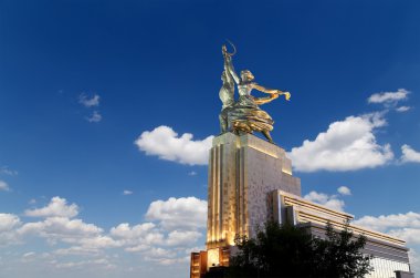 Ünlü Sovyet anıtı Rabochiy i Kolkhoznitsa (İşçi ve Kolkhoz Kadını veya İşçi ve Toplu Çiftçi) heykeltıraş Vera Mukhina, Moskova, Rusya. 1937 'de yapılmış..