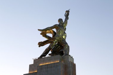 Ünlü Sovyet anıtı Rabochiy i Kolkhoznitsa (İşçi ve Kolkhoz Kadını veya İşçi ve Toplu Çiftçi) heykeltıraş Vera Mukhina, Moskova, Rusya. 1937 'de yapılmış..