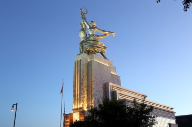 Ünlü Sovyet anıtı Rabochiy i Kolkhoznitsa (İşçi ve Kolkhoz Kadını veya İşçi ve Toplu Çiftçi) heykeltıraş Vera Mukhina, Moskova, Rusya. 1937 'de yapılmış..