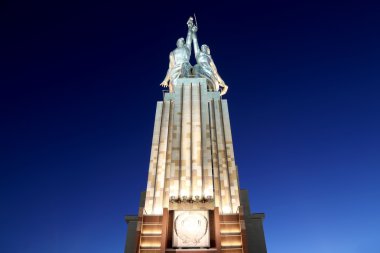 Ünlü Sovyet anıtı Rabochiy i Kolkhoznitsa (İşçi ve Kolkhoz Kadını veya İşçi ve Toplu Çiftçi) heykeltıraş Vera Mukhina, Moskova, Rusya. 1937 'de yapılmış..
