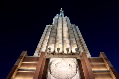 Ünlü Sovyet anıtı Rabochiy i Kolkhoznitsa (İşçi ve Kolkhoz Kadını veya İşçi ve Toplu Çiftçi) heykeltıraş Vera Mukhina, Moskova, Rusya. 1937 'de yapılmış..