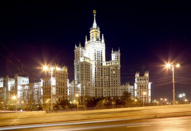 Kotelnicheskaya Embankment Binası, Moskova, Rusya 'da Eylül 1947' de inşa edilen ve 1952 'de tamamlanan yedi Stalinist gökdelenden biridir.