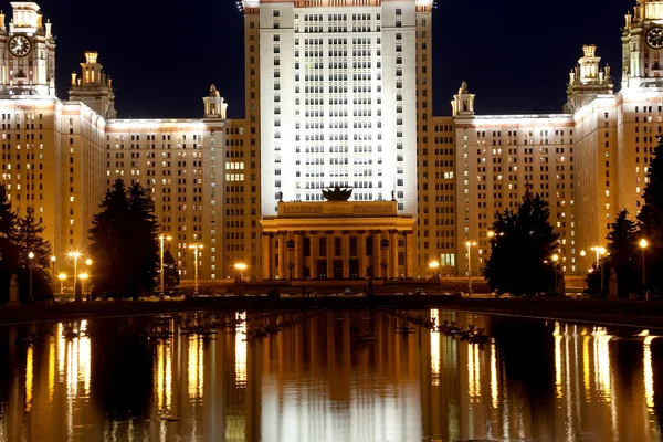 Lomonosov Moskvas statliga universitet (på natten), huvudbyggnaden, Ryssland — Stockfoto