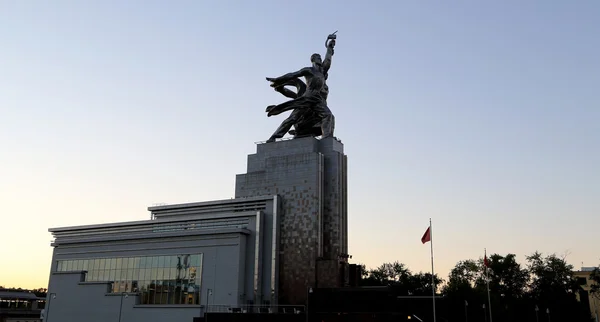 Monumento soviético famoso Rabochiy i Kolkhoznitsa (Trabalhador e Kolkhoz Mulher ou Trabalhador e Agricultor Coletivo) do escultor Vera Mukhina, Moscou, Rússia. Feito de em 1937. — Fotografia de Stock
