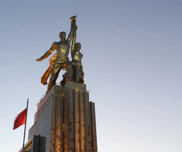 Berühmtes sowjetisches Denkmal Rabotschij i Kolchosniza (Arbeiterin und Kolchosfrau oder Arbeiter und Kolchosbäuerin) der Bildhauerin Vera Muchina, Moskau, Russland. Baujahr 1937. — Stockfoto