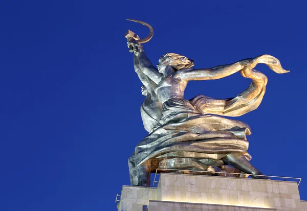 Monumento soviético famoso Rabochiy i Kolkhoznitsa (Trabalhador e Kolkhoz Mulher ou Trabalhador e Agricultor Coletivo) do escultor Vera Mukhina, Moscou, Rússia. Feito de em 1937. — Fotografia de Stock