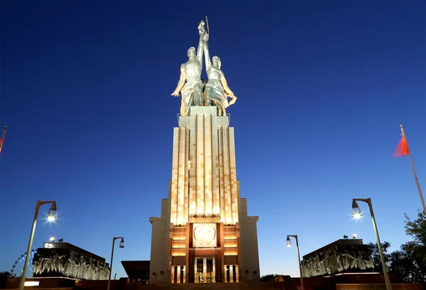 Słynny pomnik sowiecki Rabochiy i Kolkhoznitsa (Pracownik i Kolchoz Kobieta lub Pracownik i Rolnik Kolektyw) rzeźbiarza Very Mukhina, Moskwa, Rosja. Wykonane w 1937 roku. — Zdjęcie stockowe