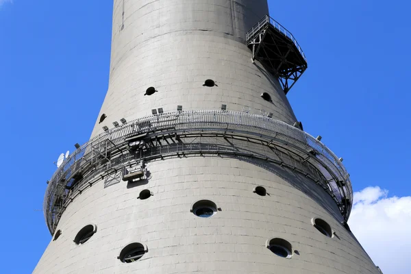 Torre de televisión Ostankino en Moscú, Rusia. De pie 540.1 metros de altura, fue la primera estructura independiente en el mundo en superar los 500 metros de altura . —  Fotos de Stock