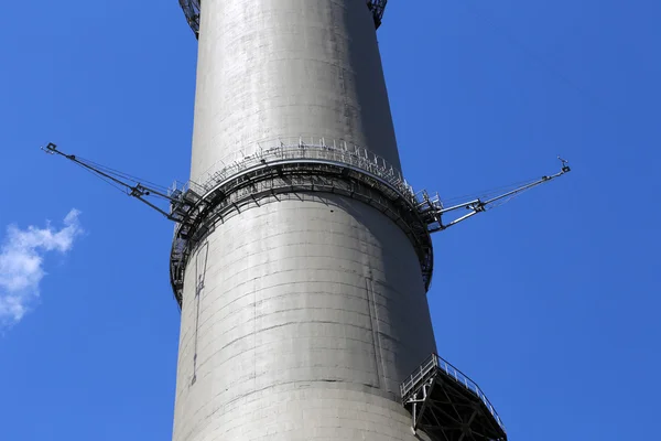 Ostankino television tower in Moscow, Russia. Standing 540.1 meters tall, it was the first free-standing structure in the world to exceed 500 meters in height. — Stock Photo, Image