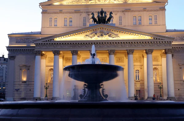 Teatro Bolshoi (Grande, Grande o Gran Teatro, también escrito Bolshoy) por la noche, Moscú, Rusia —  Fotos de Stock