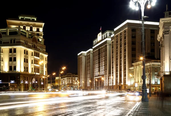 Budynek państwowej dumy Zgromadzenia Federalnego Federacji Rosyjskiej (w nocy). Moscow, Federacja Rosyjska. — Zdjęcie stockowe