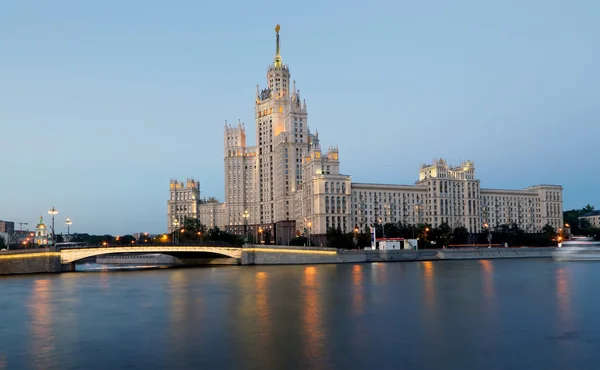 科泰涅什卡亚堤岸大厦（Kotelnicheskaya Embankment Building）是1947年9月建成并于1952年完工的七座钟楼之一 — 图库照片