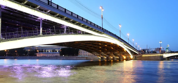 Bolschoi-Ustinski-Brücke in Moskau, Russland - eine stählerne Bogenbrücke, die den Fluss Moskva in der Nähe der Mündung des Flusses Yauza überspannt und den Boulevardring mit dem Samoskvorechye-Viertel verbindet — Stockfoto