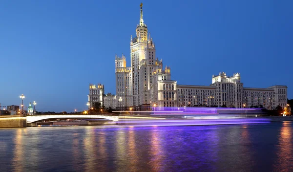 Kotelnicheskaya Embankment Building, Москва, Росія - один з семи сталінських хмарочосів, закладених у вересні 1947 року і завершених у 1952 році. — стокове фото