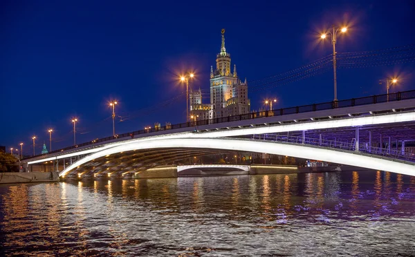 Bolshoy Ustinsky Bridge in Moscow, Russia-- is a steel arch bridge that spans Moskva River near the mouth of Yauza River, connecting the Boulevard Ring with Zamoskvorechye district — Stock Photo, Image