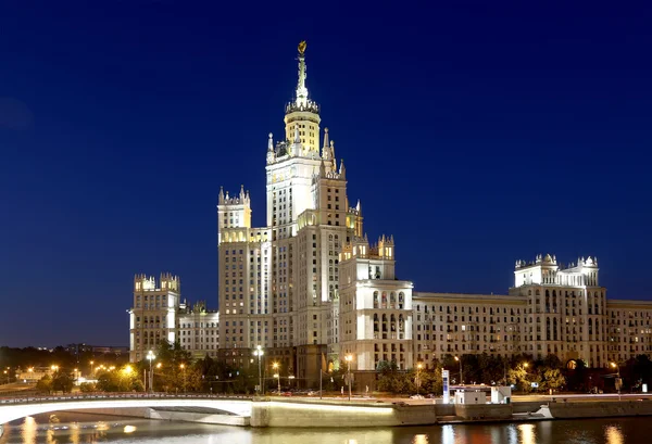 Kotelnicheskaya Embankment Building, Moskva, Ryssland är en av sju stalinistiska skyskrapor som fastställdes i september 1947 och färdigställdes 1952. — Stockfoto