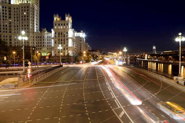 Embankment del fiume Moskva e il traffico notturno, Mosca, Russia — Foto Stock