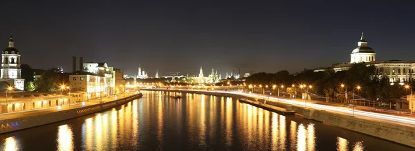 モスクワ川、クレムリン、ロシア、モスクワの夜景 — ストック写真