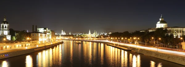 Natt utsikt över moskva-floden och Kreml, Ryssland, Moskva — Stockfoto