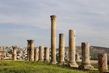 rzymskie kolumny w Jordanii miasta jerash (Gerazie starożytności), stolica i największe miasto guberni jerash, jordan