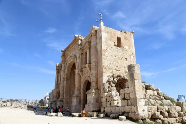 Arch of Hadrian in Gerasa (Jerash)-- was built to honor the visit of emperor Hadrian to Jerash in 129 AD, Jordan — Stock Photo, Image
