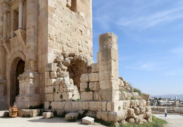 Bogen von Hadrian in gerasa (jerash) -- wurde zu Ehren des Besuchs von Kaiser Hadrian in jerash im Jahr 129 ad, jordan — Stockfoto