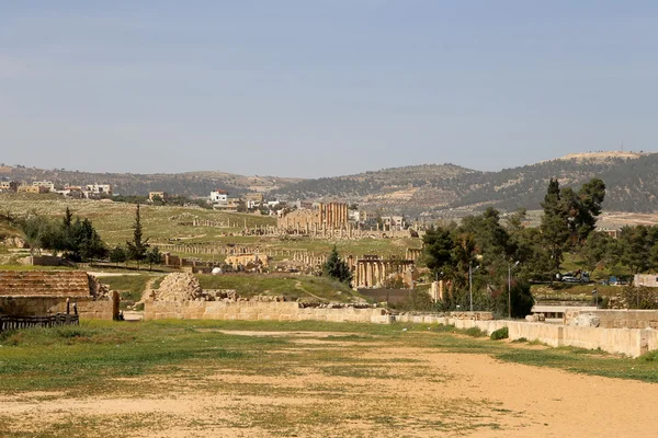 Ruinas romanas en la ciudad jordana de Jerash (Gerasa de la Antigüedad), capital y ciudad más grande de la gobernación de Jerash, Jordania — Foto de Stock