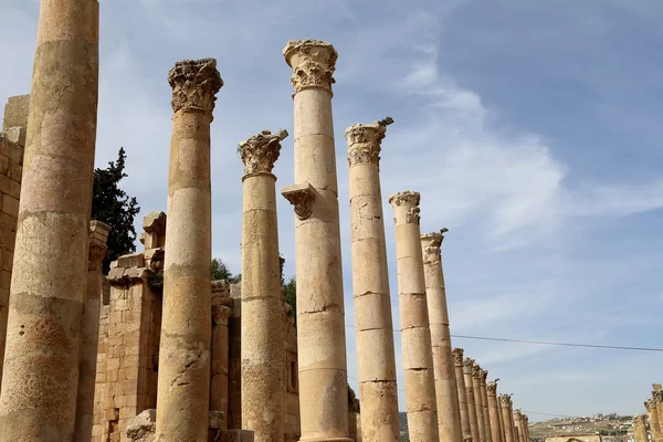 Římské sloupce v jordánské město jerash (gerasa antiky), hlavní a největší město jerash governorate, Jordánsko — Stock fotografie