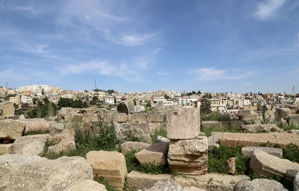 De Romeinse stad gerasa en de moderne jerash (op de achtergrond). — Stockfoto