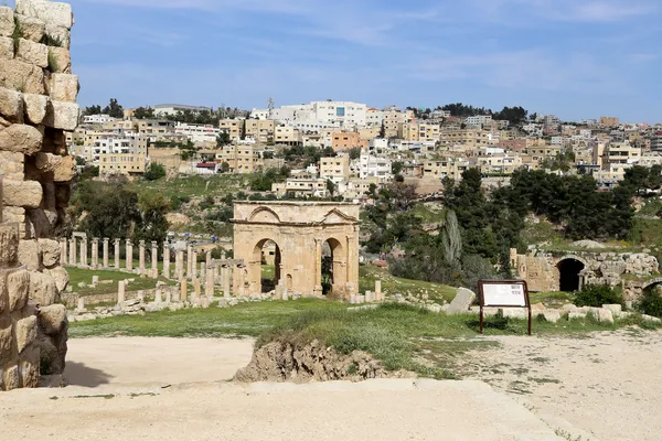 रोमन शहर गेरासा और आधुनिक जेराश ( पृष्ठभूमि में ). — स्टॉक फ़ोटो, इमेज